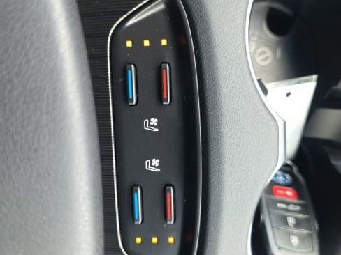 Used 2021 Toyota Venza XLE w/ Softex Package image 21