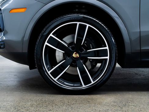 Used 2023 Porsche Cayenne w/ Premium Package image 7