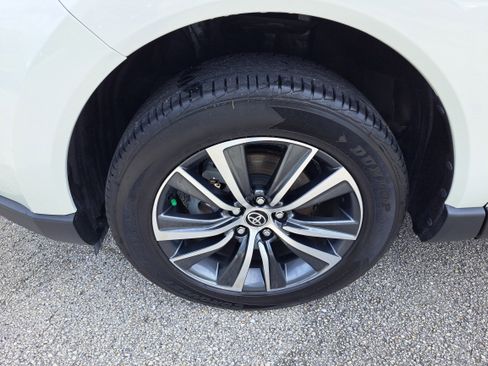 Used 2021 Toyota Venza LE image 18