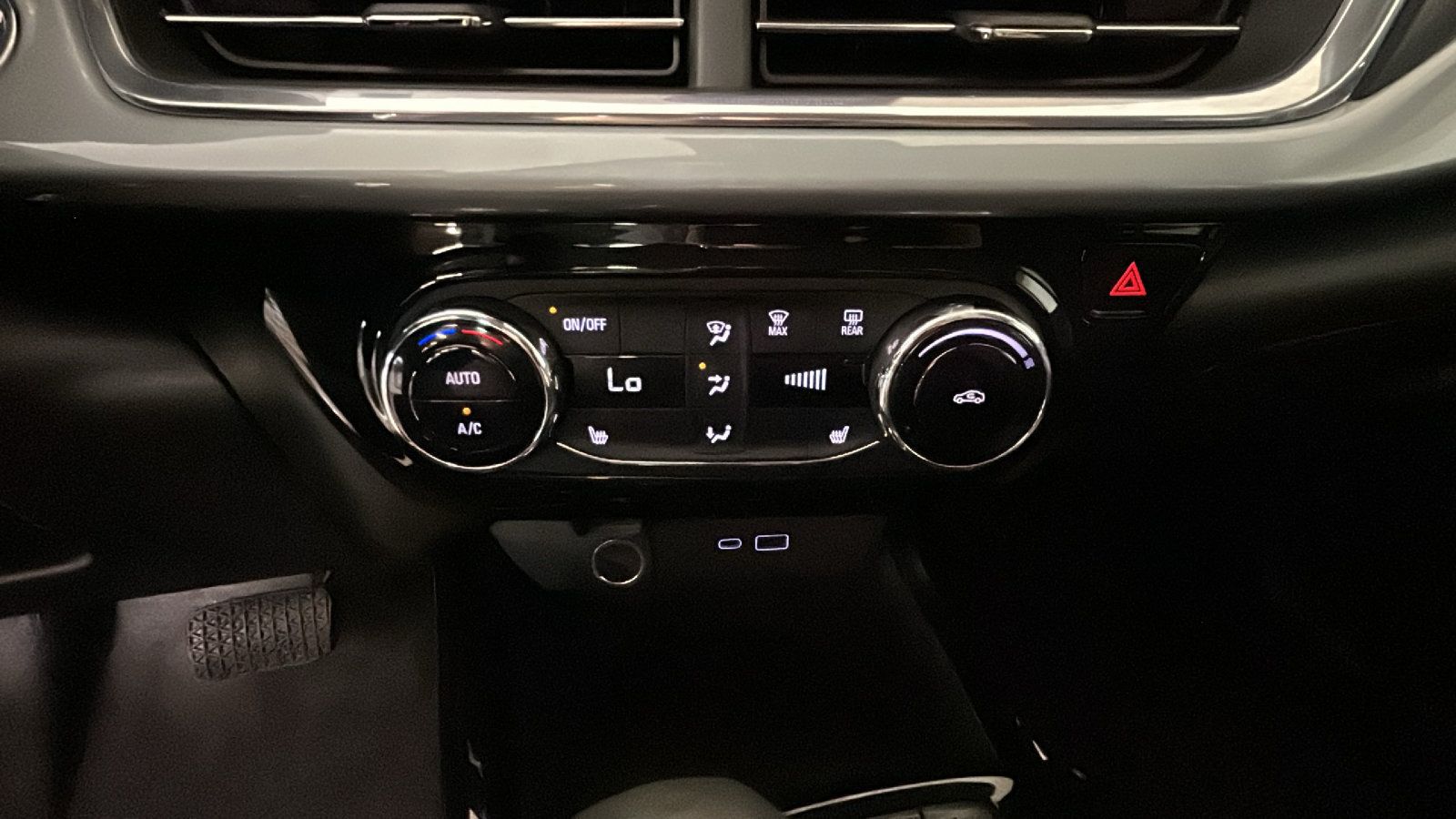 Used 2024 Chevrolet Trax LT w/ LT Convenience Package FWD image 26
