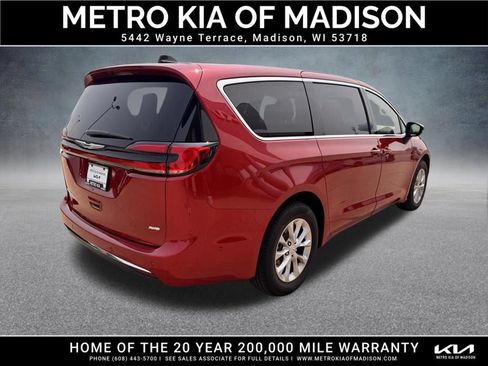 Used 2025 Chrysler Pacifica Select AWD/4WD image 6
