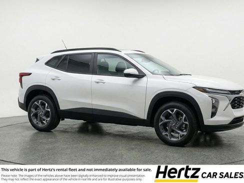 Used 2025 Chevrolet Trax LT image 1