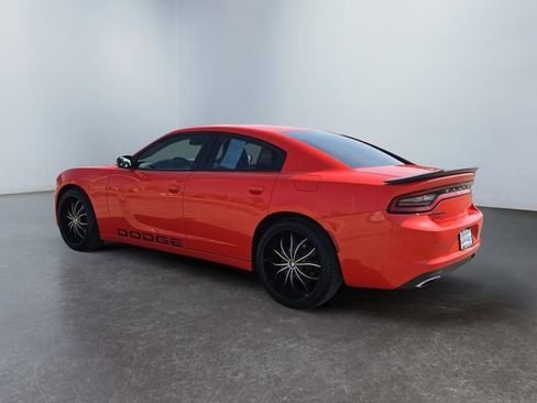 Used 2017 Dodge Charger SE w/ Blacktop Package RWD image 3