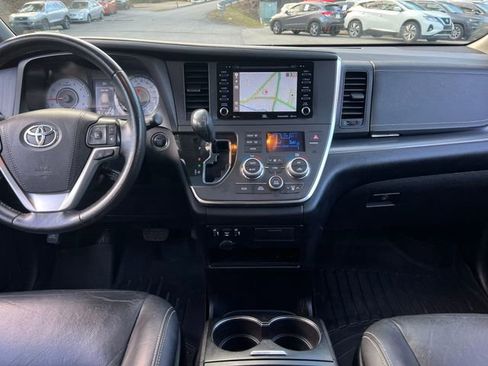 Used 2019 Toyota Sienna SE image 16