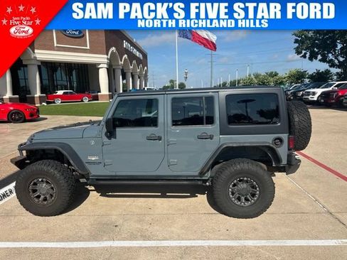 Used 2015 Jeep Wrangler Unlimited Sahara w/ Connectivity Group AWD/4WD image 10