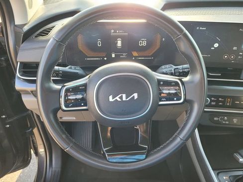 Used 2025 Kia Carnival FWD image 18