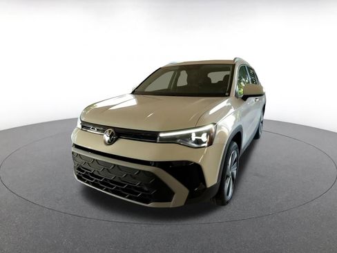 Used 2025 Volkswagen Taos SE image 7