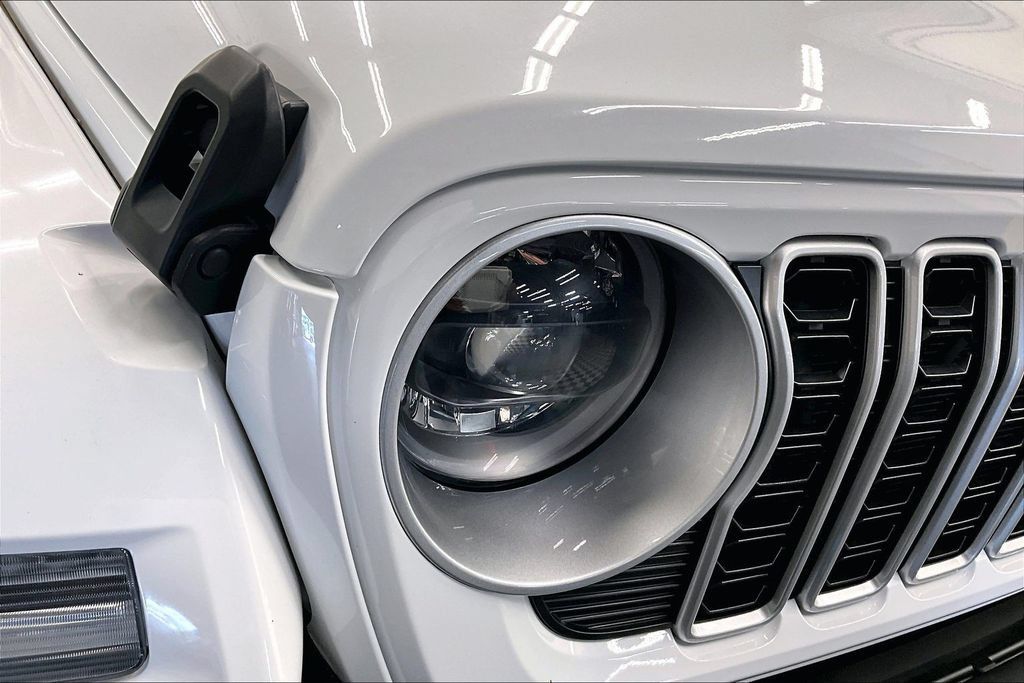 Used 2024 Jeep Wrangler Unlimited Sahara AWD/4WD image 26