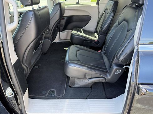Used 2024 Chrysler Pacifica Touring-L FWD image 19