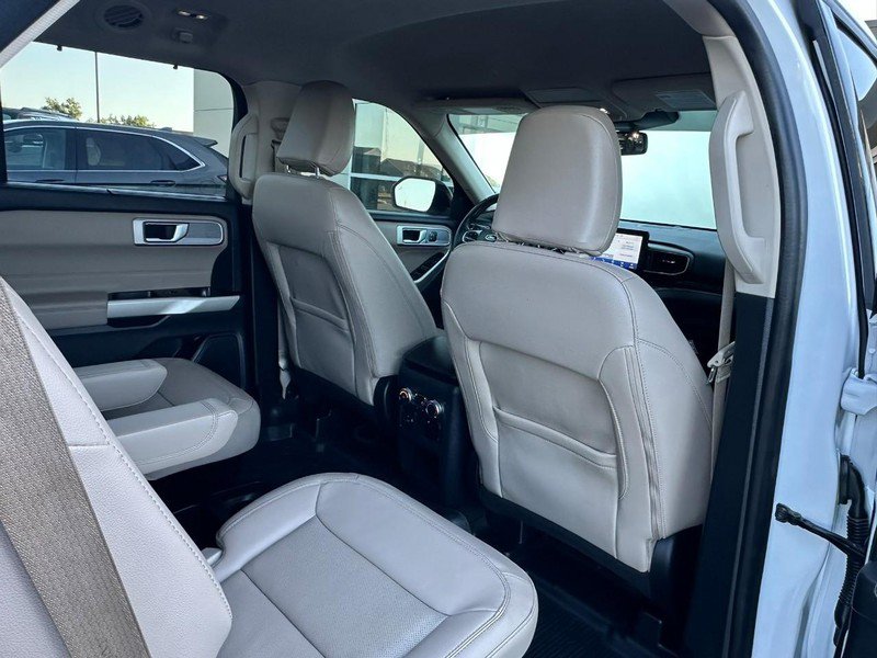 Used 2021 Ford Explorer Limited w/ Equipment Group 301A AWD/4WD image 13