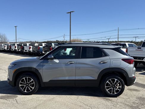 Used 2025 Chevrolet TrailBlazer LT w/ LT Cold Weather Package image 7