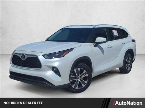 Used 2023 Toyota Highlander XLE FWD image 1