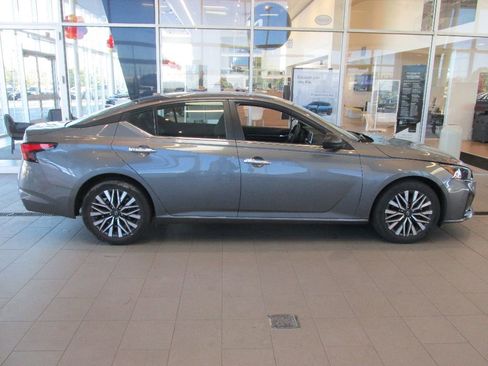 Used 2024 Nissan Altima 2.5 SV image 8