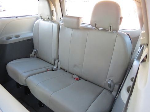 Used 2011 Toyota Sienna XLE image 36