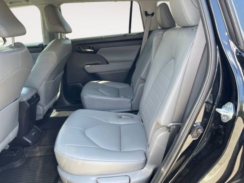 Used 2022 Toyota Highlander XLE AWD/4WD image 13