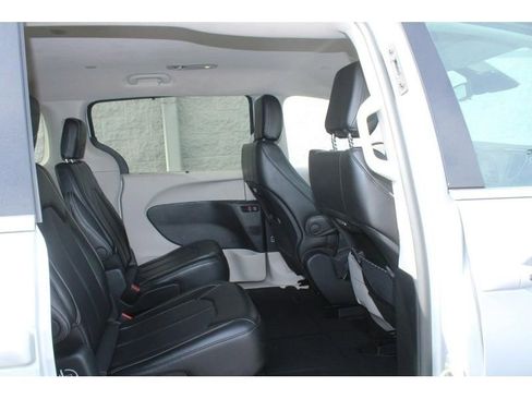 Used 2024 Chrysler Pacifica Touring-L image 12