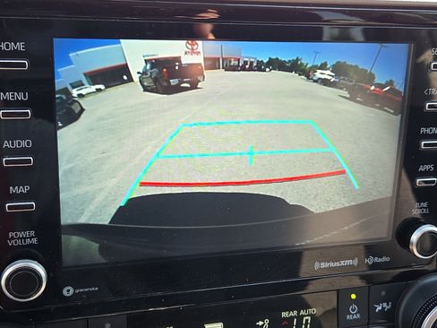 Used 2021 Toyota Highlander LE FWD image 19