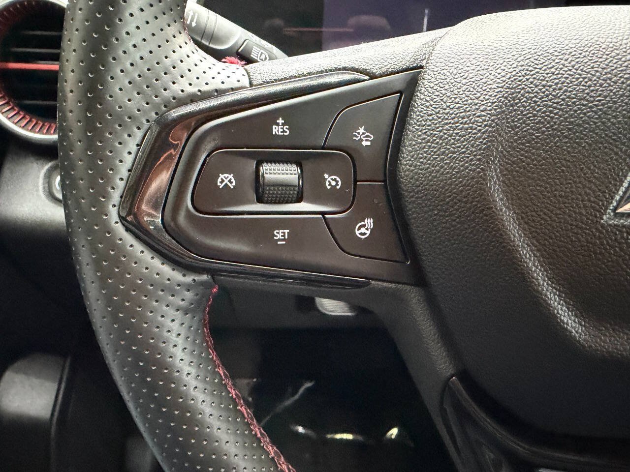 Used 2025 Chevrolet Trax RS w/ Sunroof Package FWD image 22