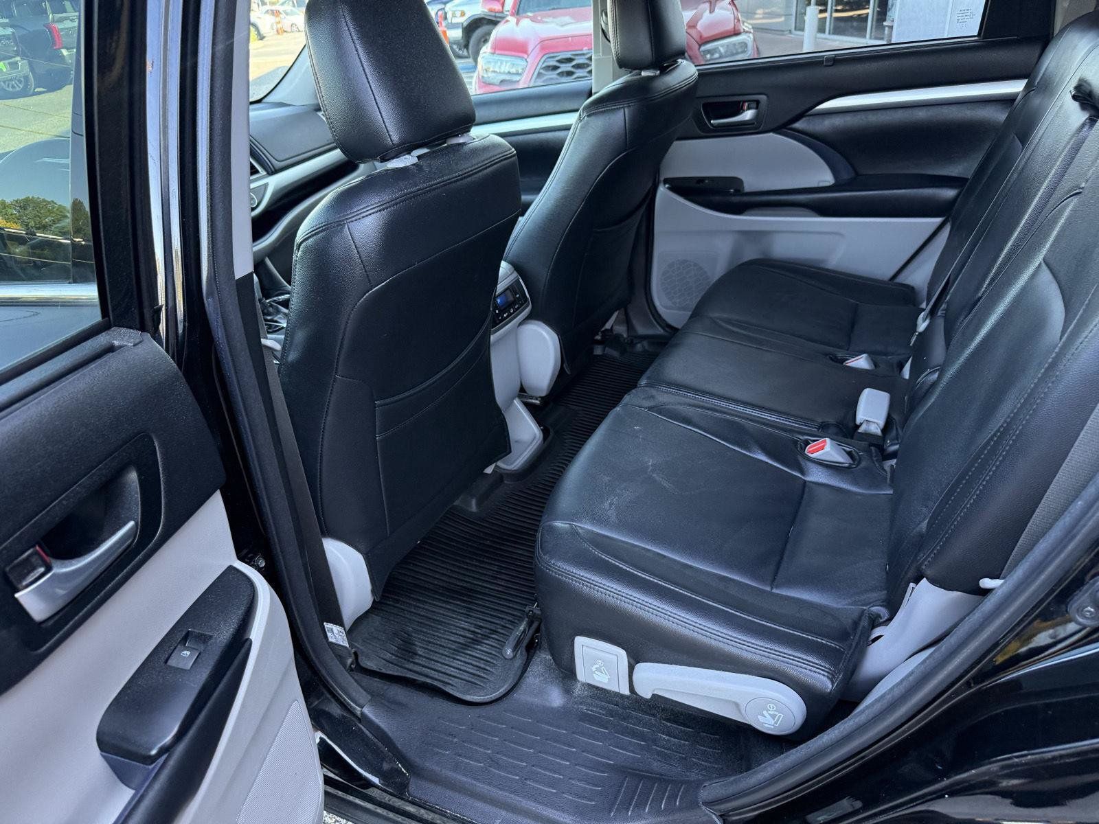 Used 2018 Toyota Highlander XLE AWD/4WD image 14