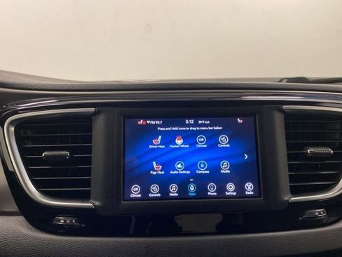 Used 2020 Chrysler Pacifica Touring-L FWD image 10