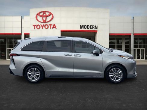Used 2021 Toyota Sienna Limited image 4
