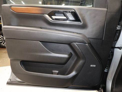 Used 2025 GMC Yukon XL Denali AWD/4WD image 23