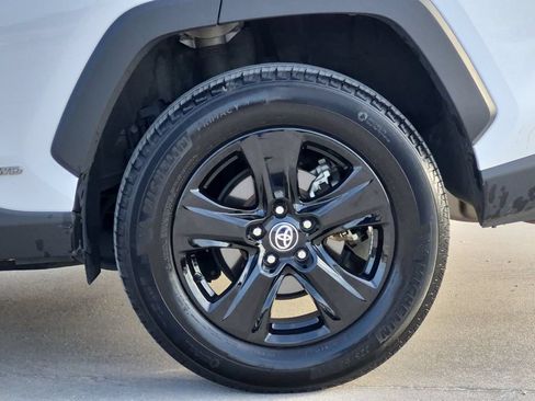Certified 2025 Toyota RAV4 LE AWD/4WD image 27
