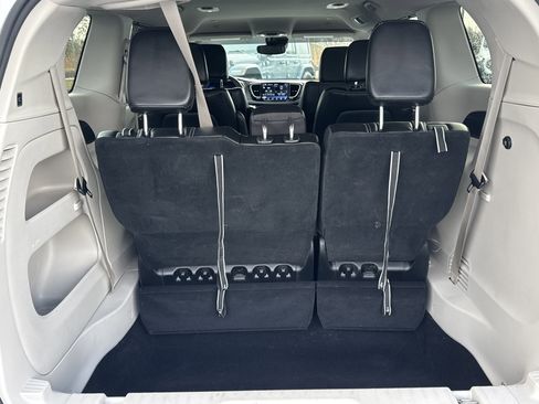 Used 2023 Chrysler Pacifica Touring-L image 19