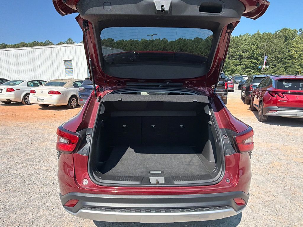 Used 2025 Chevrolet Trax LT FWD image 16