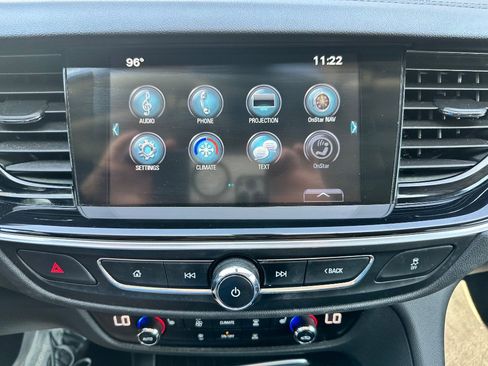 Used 2018 Buick Regal Essence FWD image 8