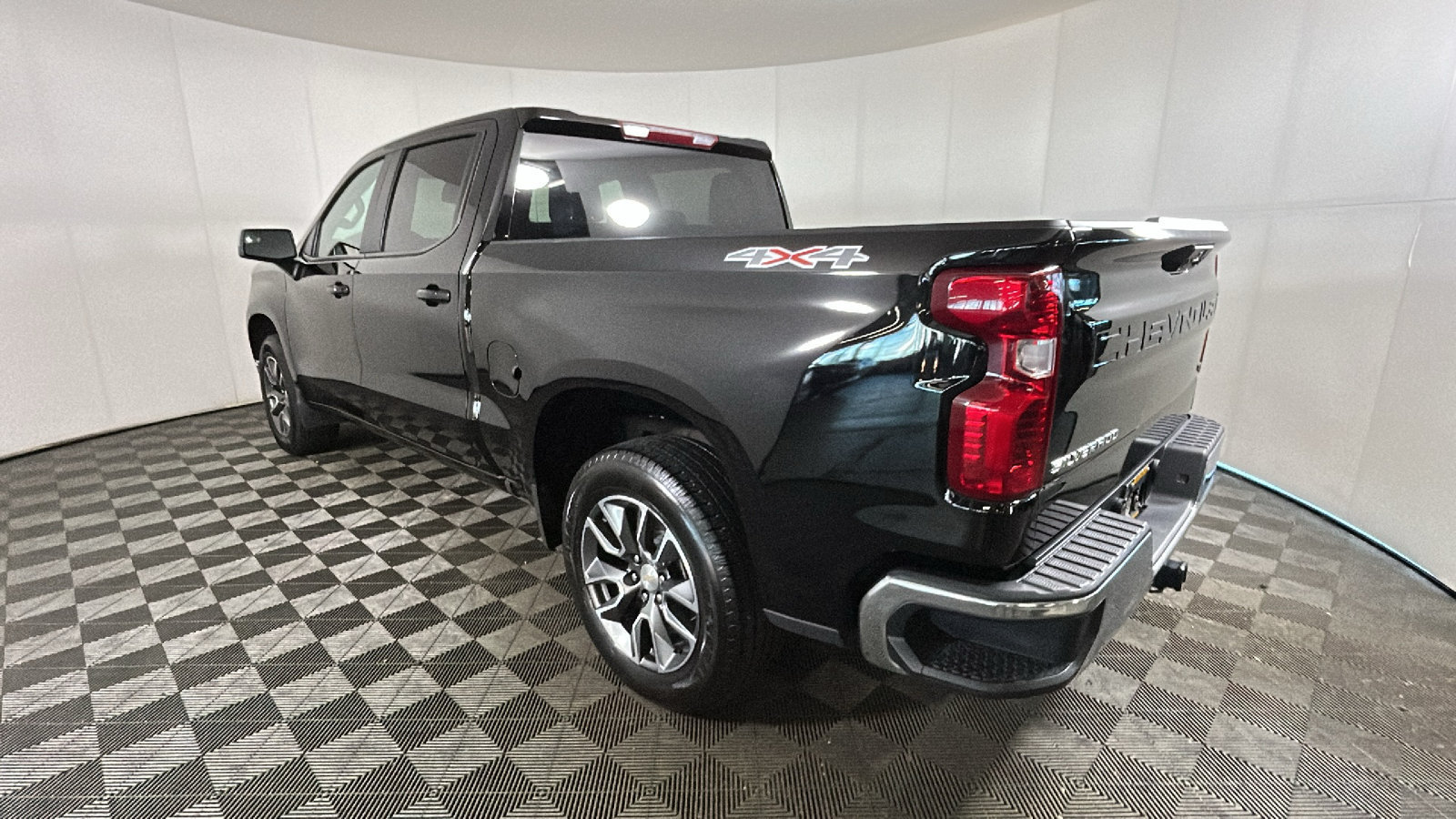 Used 2024 Chevrolet Silverado 1500 LT AWD/4WD image 5