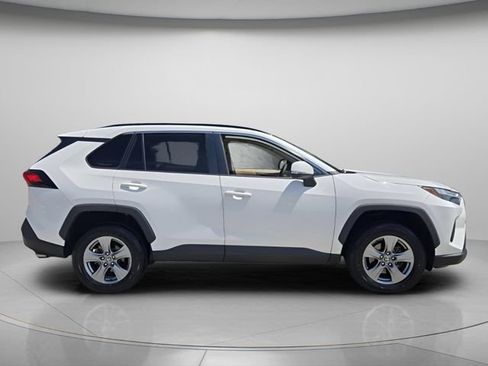Used 2022 Toyota RAV4 XLE FWD image 4