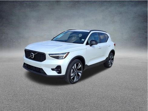 Certified 2023 Volvo XC40 B5 Plus w/ Protection Package Premier AWD/4WD image 4
