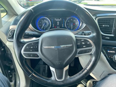 Used 2017 Chrysler Pacifica Touring-L w/ Tire & Wheel Group FWD image 11