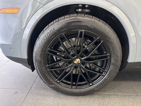 Used 2024 Porsche Cayenne Coupe image 7