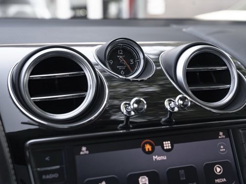 Used 2018 Bentley Bentayga image 27