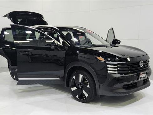 Certified 2025 Nissan Kicks SR image 11