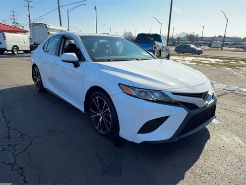 Used 2020 Toyota Camry SE image 2