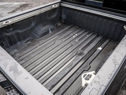 Used 2017 Nissan Titan SV AWD/4WD image 11