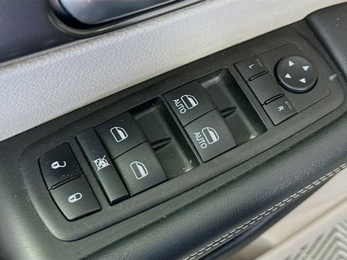 Used 2023 Chrysler Pacifica Touring-L FWD image 19