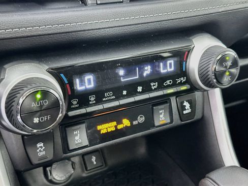 Certified 2020 Toyota RAV4 XLE w/ Convenience Package AWD/4WD image 16