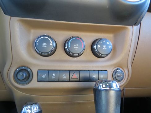 Used 2015 Jeep Wrangler Unlimited Rubicon w/ Connectivity Group image 21