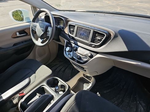 Used 2018 Chrysler Pacifica Touring Plus w/ Tire & Wheel Group FWD image 13