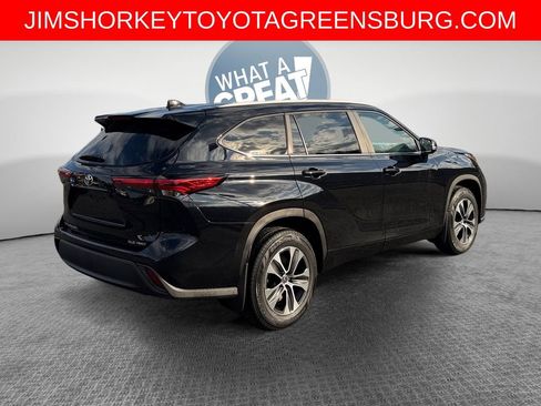Used 2023 Toyota Highlander XLE AWD/4WD image 3