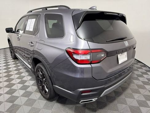 Used 2025 Honda Pilot Touring image 4