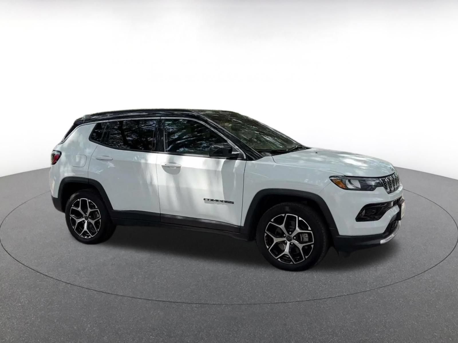 Used 2025 Jeep Compass Limited AWD/4WD image 2