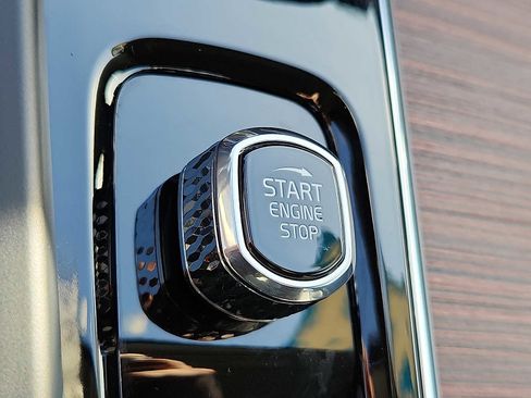 Certified 2024 Volvo XC60 T8 Ultimate w/ Protection Package Premier image 42