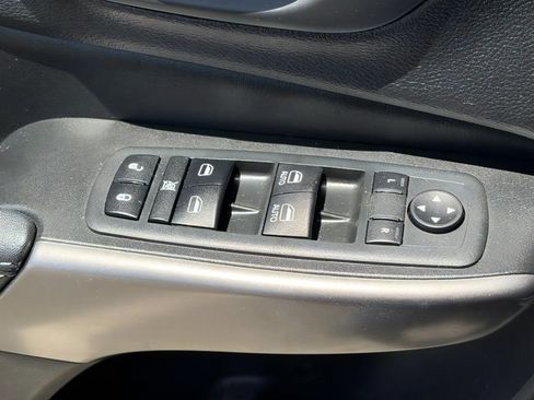 Used 2019 Jeep Cherokee Latitude Plus AWD/4WD image 17