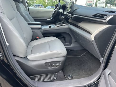 Used 2023 Toyota Sienna XLE FWD image 31