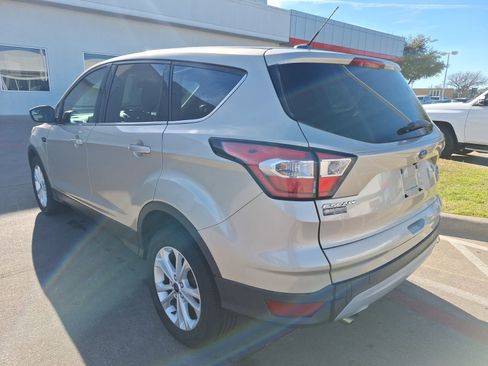 Used 2017 Ford Escape SE image 4
